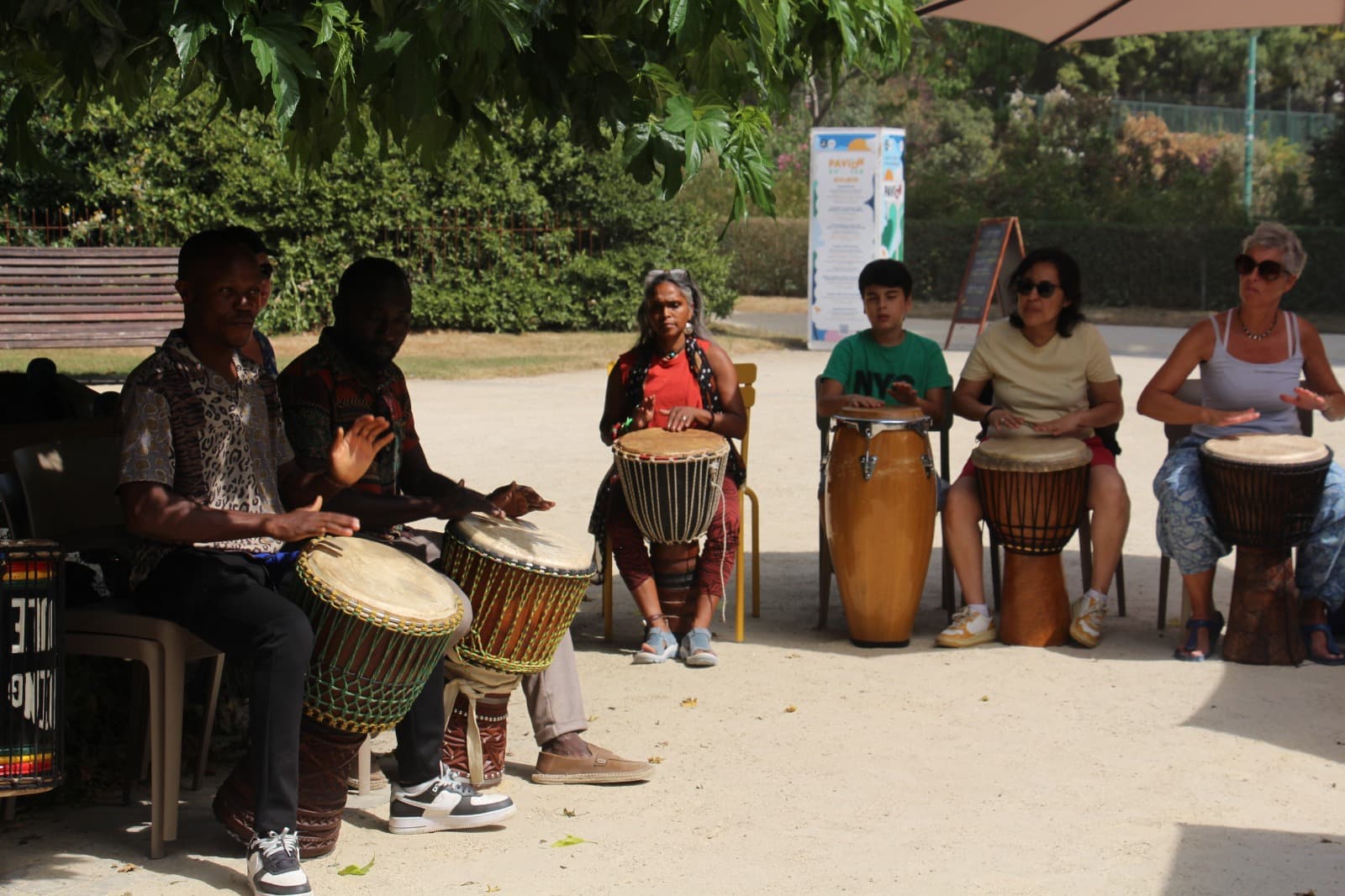 Grand cercle de percussionnistes d'AKOFA ASBL, en plein air près du Pavi'On