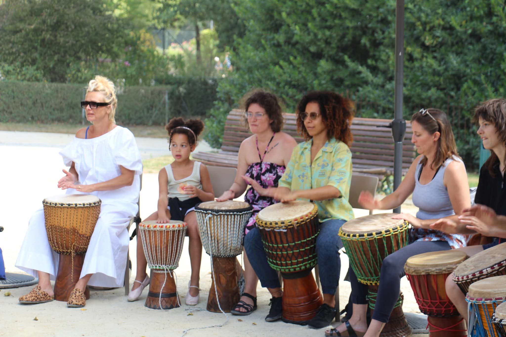 Cercle de percussions d'AKOFA ASBL en plein air, groupe intergénérationnel